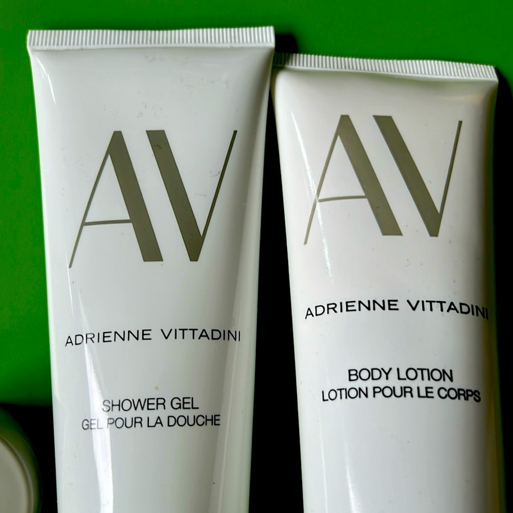 AV Adrienne Vittadini NEW shower gel &  body lotion ( not sealed,full) 3.4oz set